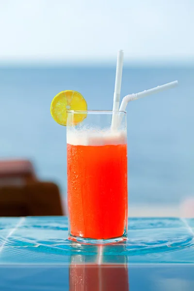 Mai thai cocktail am pool — Stockfoto