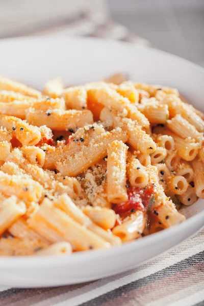 Penne with tomatoes and parmesan cheese — Stock Photo, Image