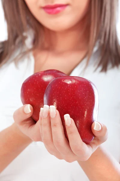 Jonge vrouw bedrijf rode appels — Stockfoto