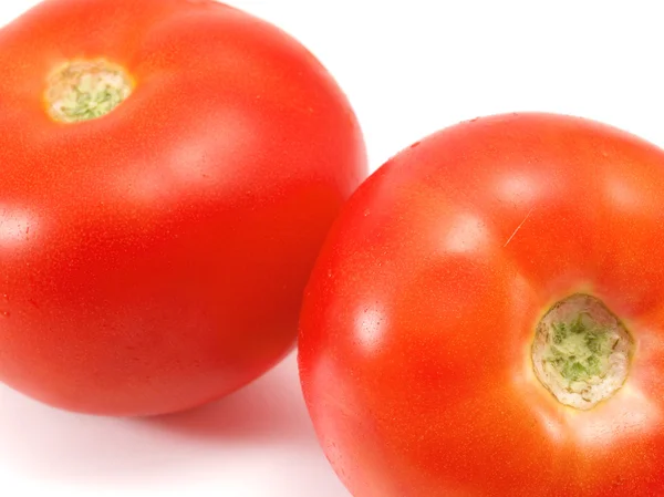 Läckra röda tomater på bakgrund — Stockfoto