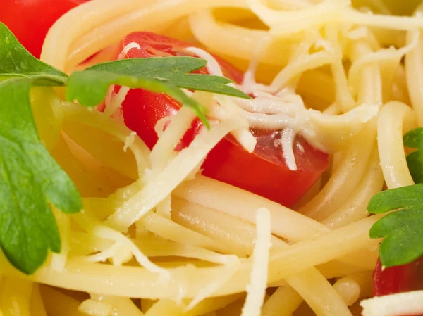 Спагетти приготовленные из жареных помидоров черри — стоковое фото