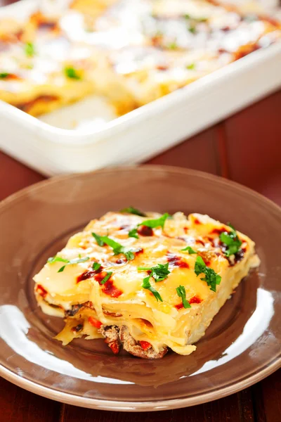 Typisk italiensk lasagne serveras i en tallrik — Stockfoto