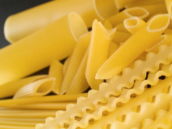 Rohe Pasta auf Hintergrund — Stockfoto