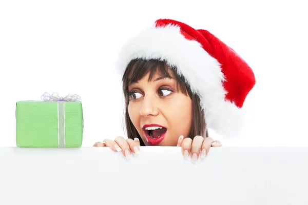 Mujer con Santa Sombrero y Regalo de Navidad — Foto de Stock