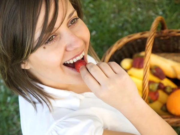 Mujer joven comiendo fresa —  Fotos de Stock