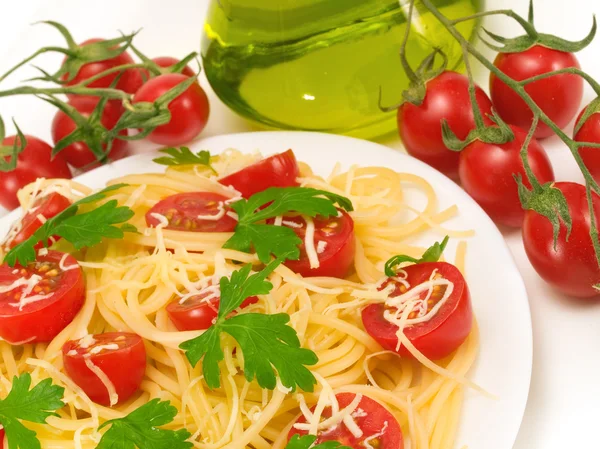 Spaghetti przygotowane withcherry pomidory — Zdjęcie stockowe