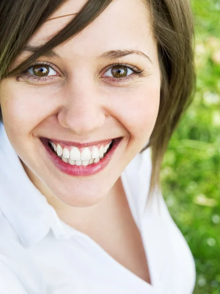 Jeune femme en plein air — Photo