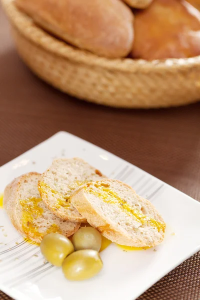 Hausgemachte Baguettes mit Olivenöl — Stockfoto
