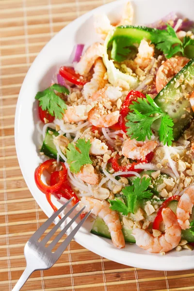 Salada asiática com macarrão de arroz — Fotografia de Stock