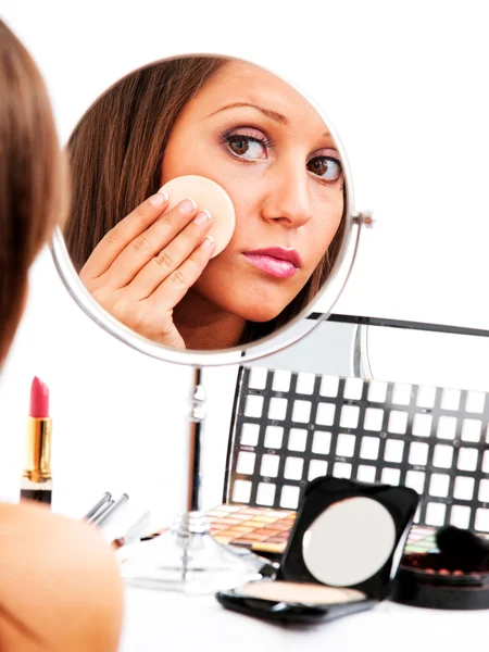 Applicare il make-up sul viso della giovane donna — Foto Stock