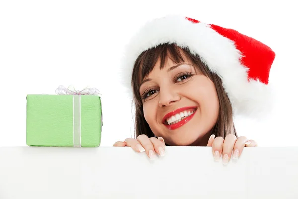 Kvinna med santa hatt och jul gåva — Stockfoto