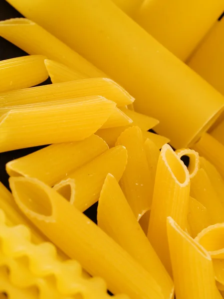 Rohe Pasta auf Hintergrund — Stockfoto