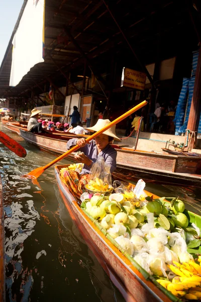 Drijvende markt in Damnoen saduak — Stockfoto