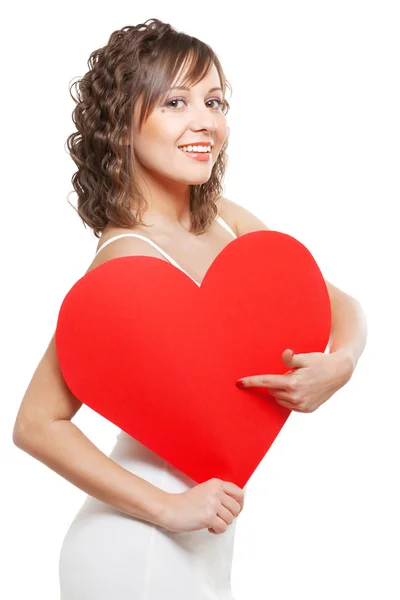 Kırmızı kağıt kalp tutan genç kadın — Stok fotoğraf