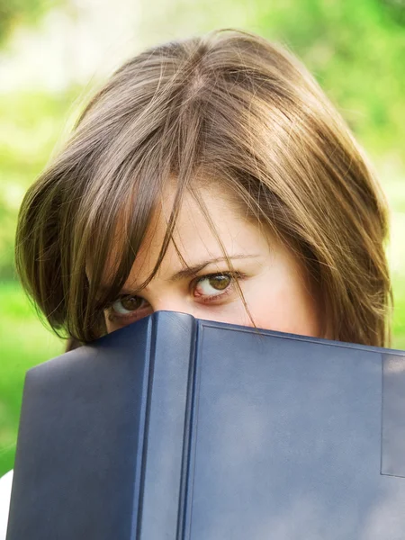 Mujer leyendo al aire libre —  Fotos de Stock