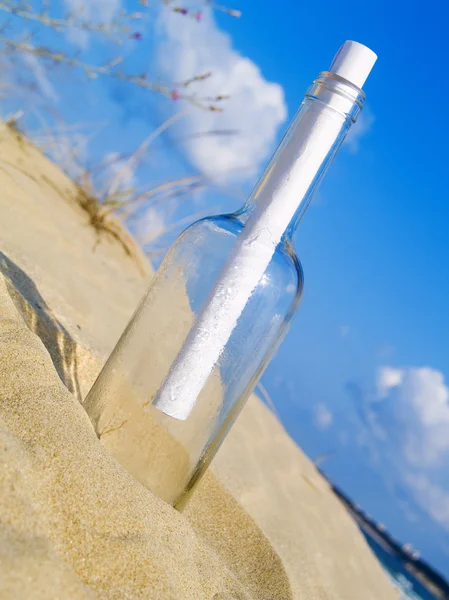 Libro blanco en una botella de vino — Foto de Stock