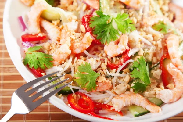 Salada asiática com macarrão de arroz — Fotografia de Stock