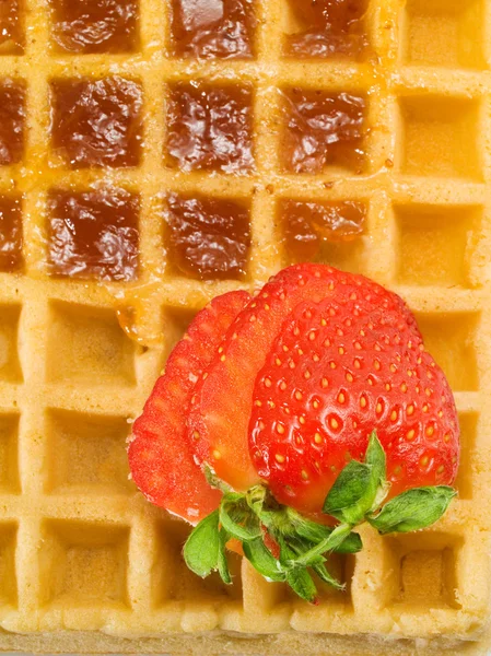 Gaufre savoureuse à la fraise — Photo