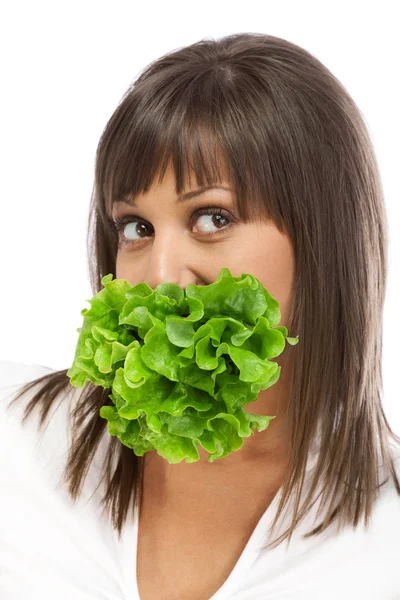 Молода жінка їсть свіжий салат — стокове фото