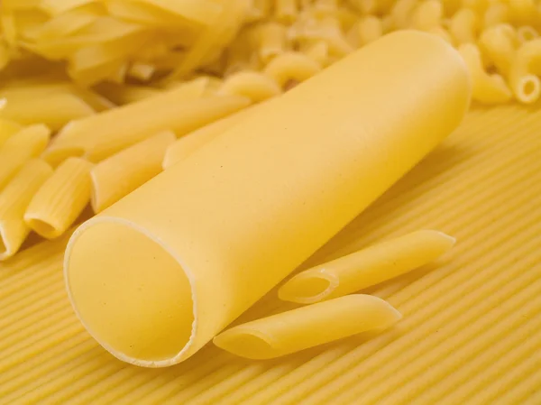 Ruwe pasta op achtergrond — Stockfoto