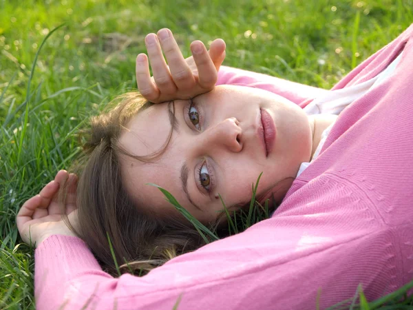 Ragazza adolescente sdraiata sull'erba — Foto Stock