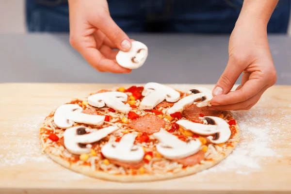 Pizzaa valmistava nainen — kuvapankkivalokuva