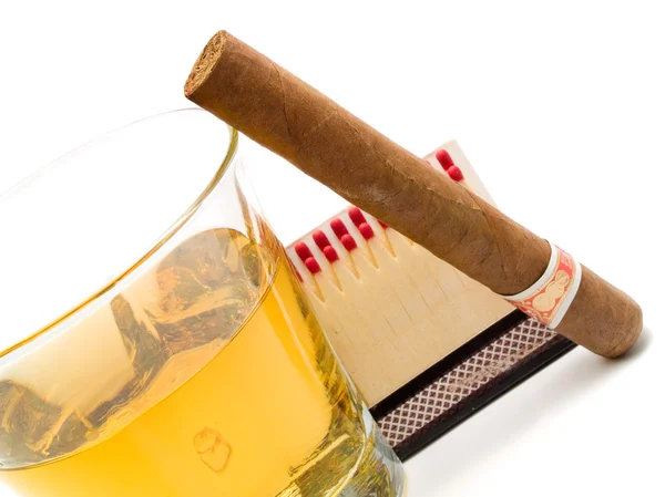 Cigare et whisky sur fond — Photo