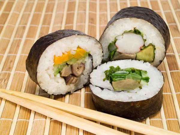 Smakelijke Aziatische sushi — Stockfoto
