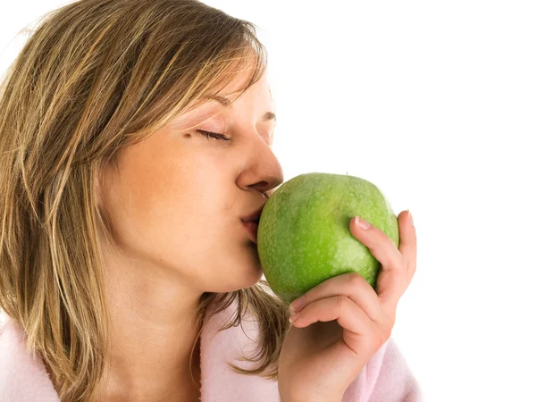 Mulher beijando uma maçã — Fotografia de Stock
