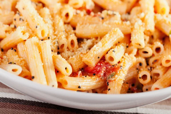 Penne with tomatoes and parmesan cheese — Stock Photo, Image