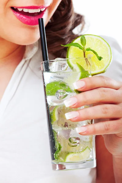 Giovane donna con mojito — Foto Stock