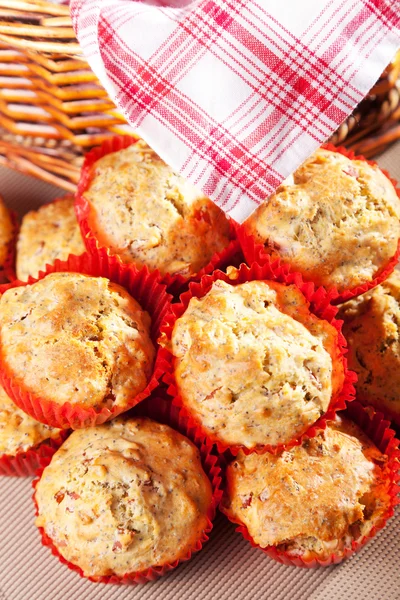 Zelfgemaakte cakejes in rode papier — Stockfoto