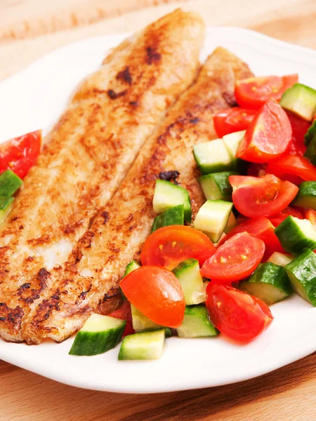 Kızarmış beyaz balık salata — Stok fotoğraf