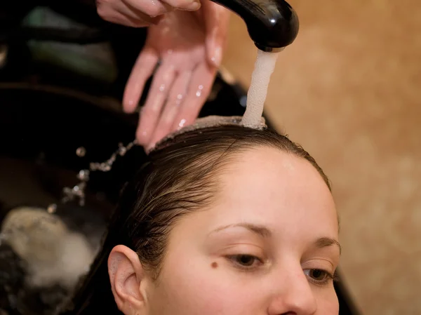 Jovem mulher no estúdio de cabelo — Fotografia de Stock