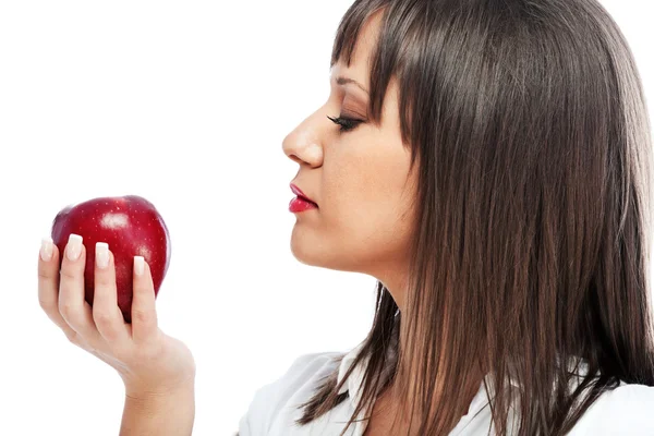 Ung kvinna äter rött äpple — Stockfoto