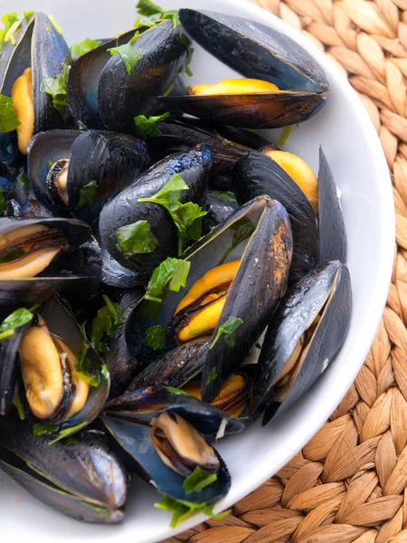 Mejillones con mantequilla y hierbas frescas — Foto de Stock