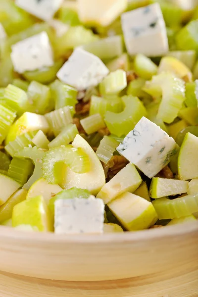 Salada com aipo, maçã e queijo azul — Fotografia de Stock