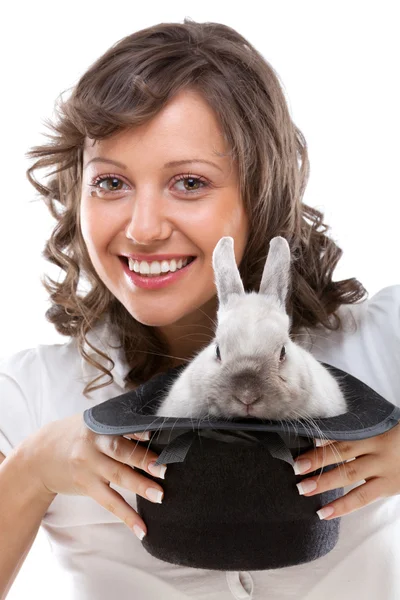 Mago con conejo en sombrero mágico — Foto de Stock