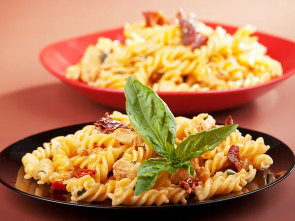 Fusilli with chicken and dried tomatoes — Stock Photo, Image