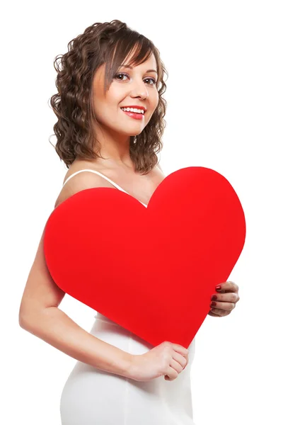 Kırmızı kağıt kalp tutan genç kadın — Stok fotoğraf
