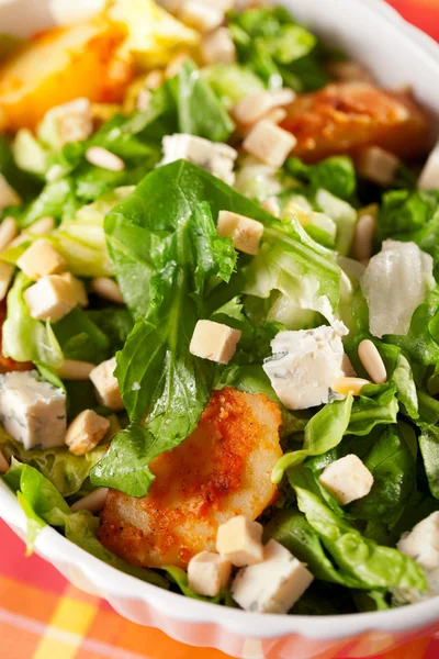Salad with tomatoes, tuna fish and croutons — Stock Photo, Image