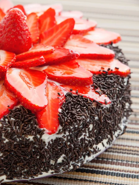 Chocolate cake with strawberries — Stock Photo, Image