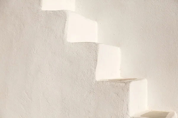 Белая лестница на стене церкви — стоковое фото
