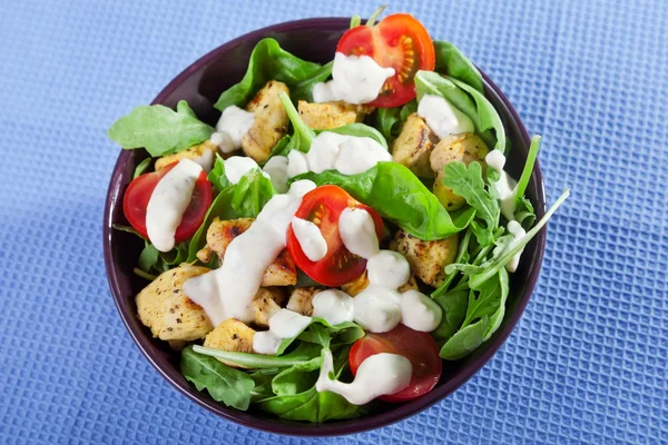 Salada de frango com tomate cereja — Fotografia de Stock