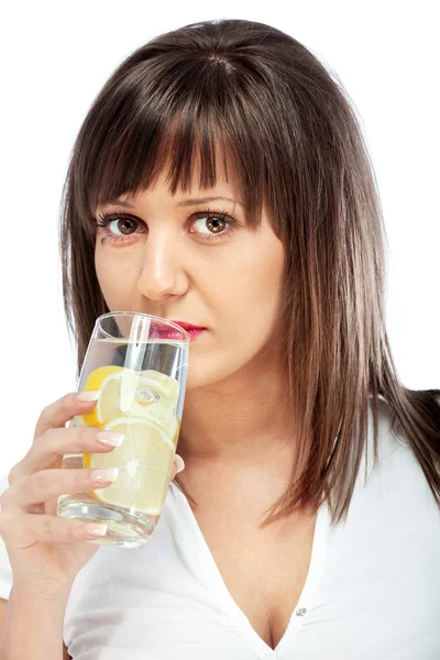 Mujer bebiendo agua con limón — Foto de Stock