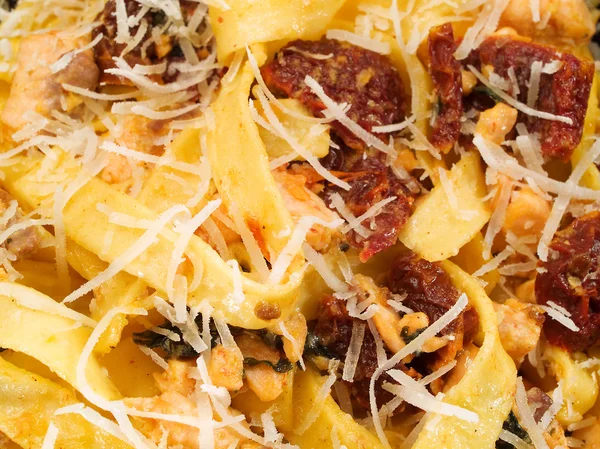 Tagliatelle with Salmon, Basil and Dried Tomatoes — Stock Photo, Image