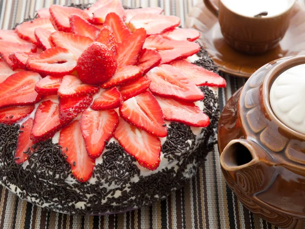 Шоколадный торт с клубникой — стоковое фото