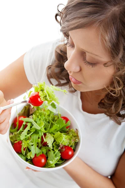 Jeune femme manger une salade saine — Photo