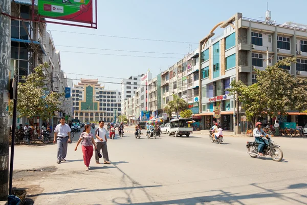 Burmese people crossing a big street — Stock Photo, Image