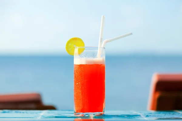 Mai Thaise cocktail bij het zwembad — Stockfoto